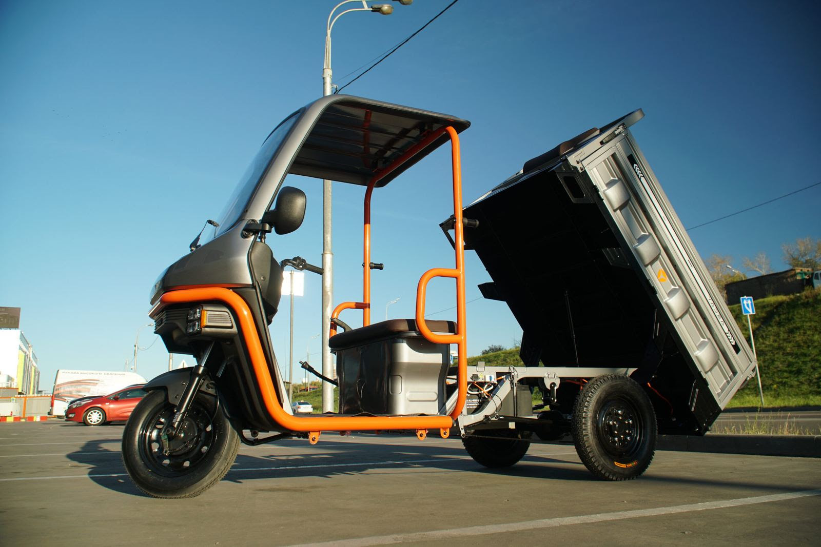 YADEA ET3161 utility trike showing its raised tipping bed